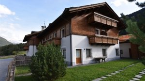 Mansarda con grande balcone immersa nel verde