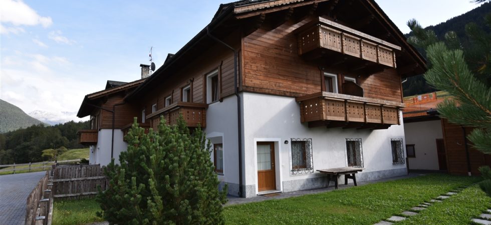 Mansarda con grande balcone immersa nel verde