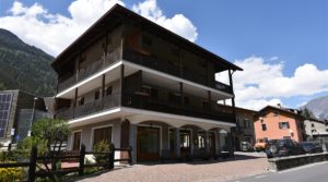 Locale commerciale piano strada con ampie vetrate