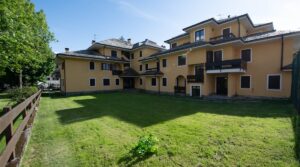 Trilocale con doppi servizi e grande giardino