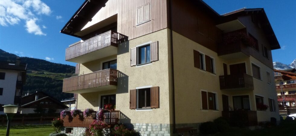 Bormio, in zona residenziale, due camere con grande giardino e tennis